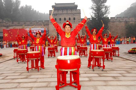 中國移動展巨幅國旗 迎奧運圣火回到北京