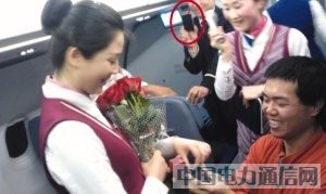 機組人員疑似用手機拍求婚(圖)
