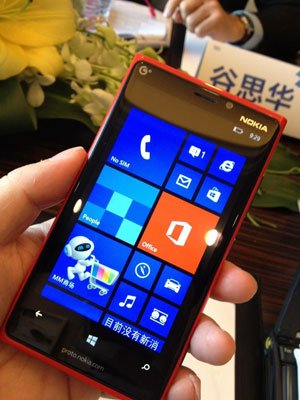諾基亞在華發(fā)布首款WP8機920 中移動定制4599元